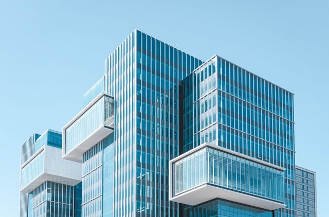 إزالة الكربون من البيئة المبنية: دمج ESG في الاستراتيجية العقارية